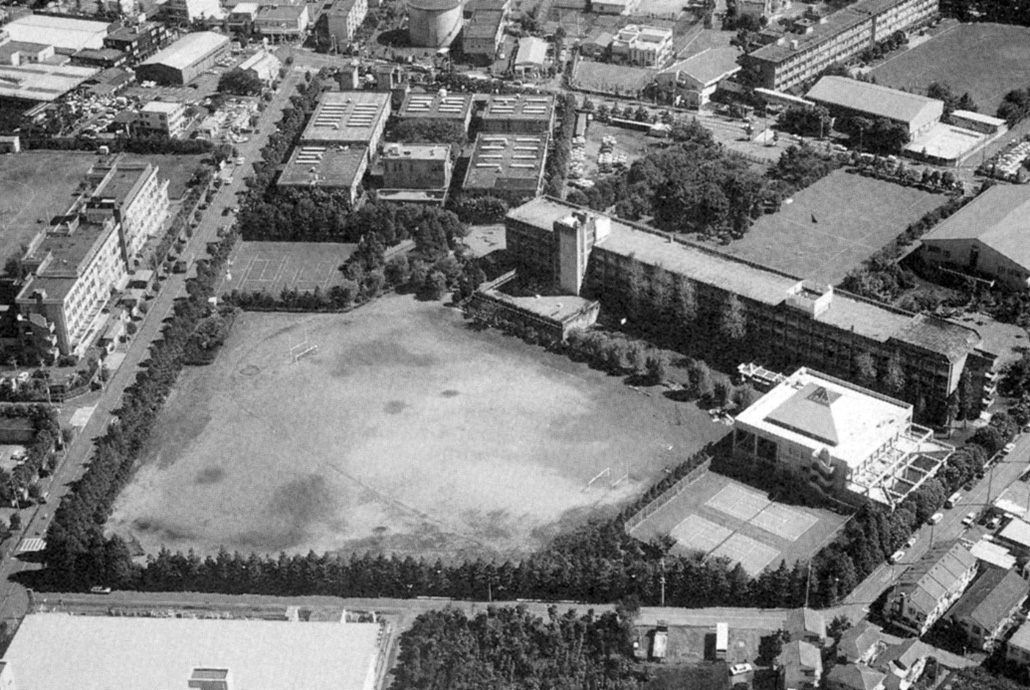 1989年(平成元年)当時の日野キャンパス。大学会館(右下)が竣工。